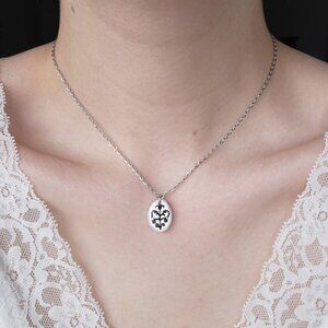 Iridescent white pearl necklace with a small silver chain